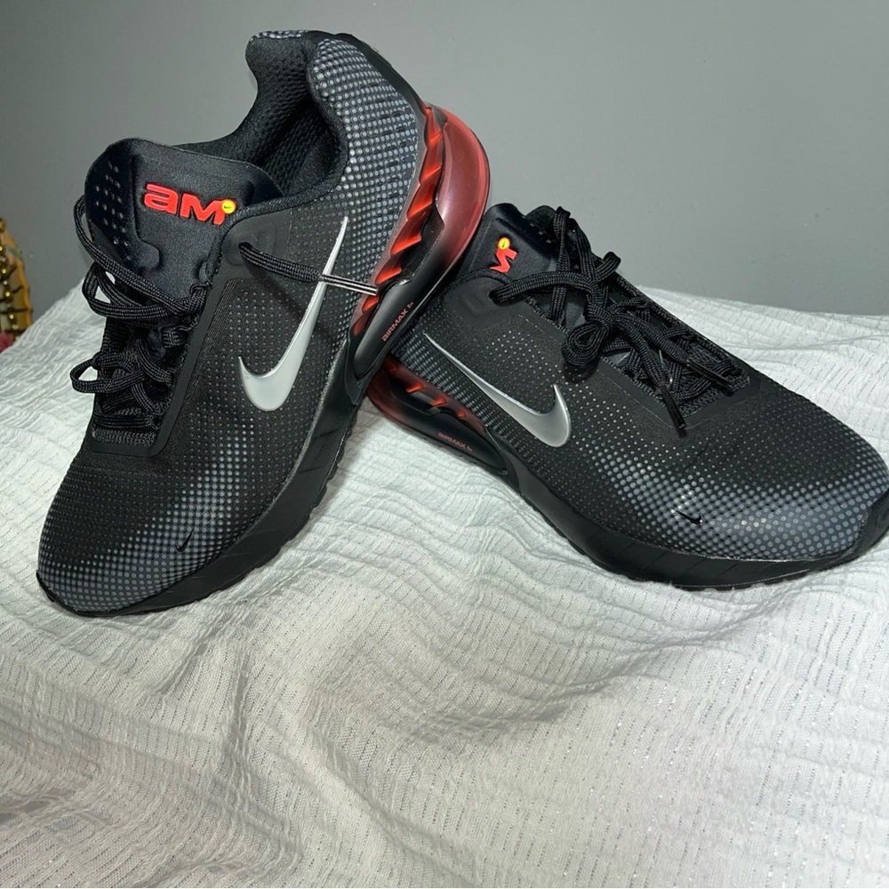 Nike Men's Black and Red Athletic Shoes New whitout of the box